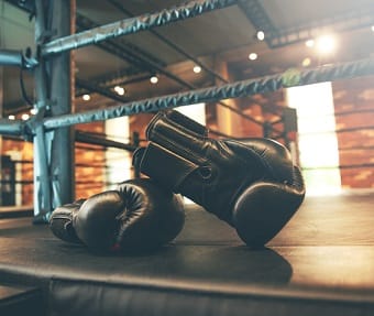 Boxningshandskar är viktigt i boxning