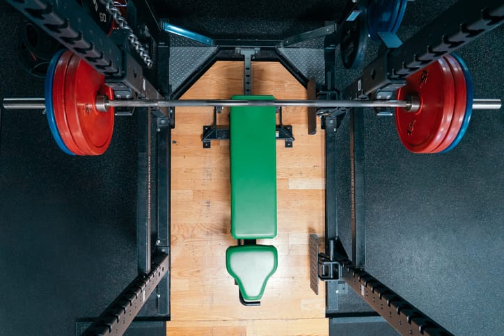 Ett bra hemmagym med skivstång, ställning och bänk